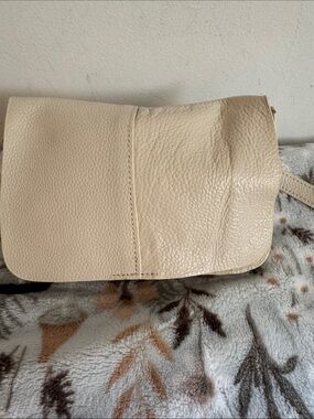 Cream Leather Crossbody Bag - Elegant Everyday Style BTB Los Angeles 🍀🍀